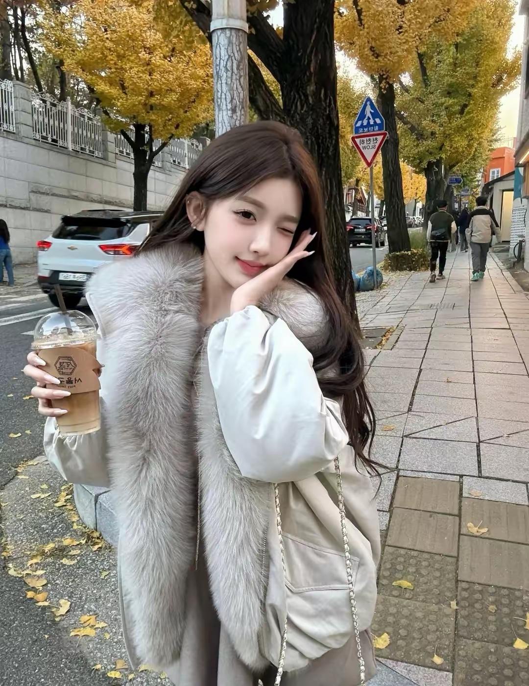 对联
上联：[作揖][作揖][作揖]；
下联：卖萌。