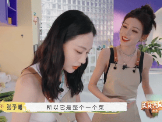 #张予曦都快忙成一锅粥了# 张予曦的厨房冒险，简直是厨艺界的“迷雾探秘”！刚跟妈