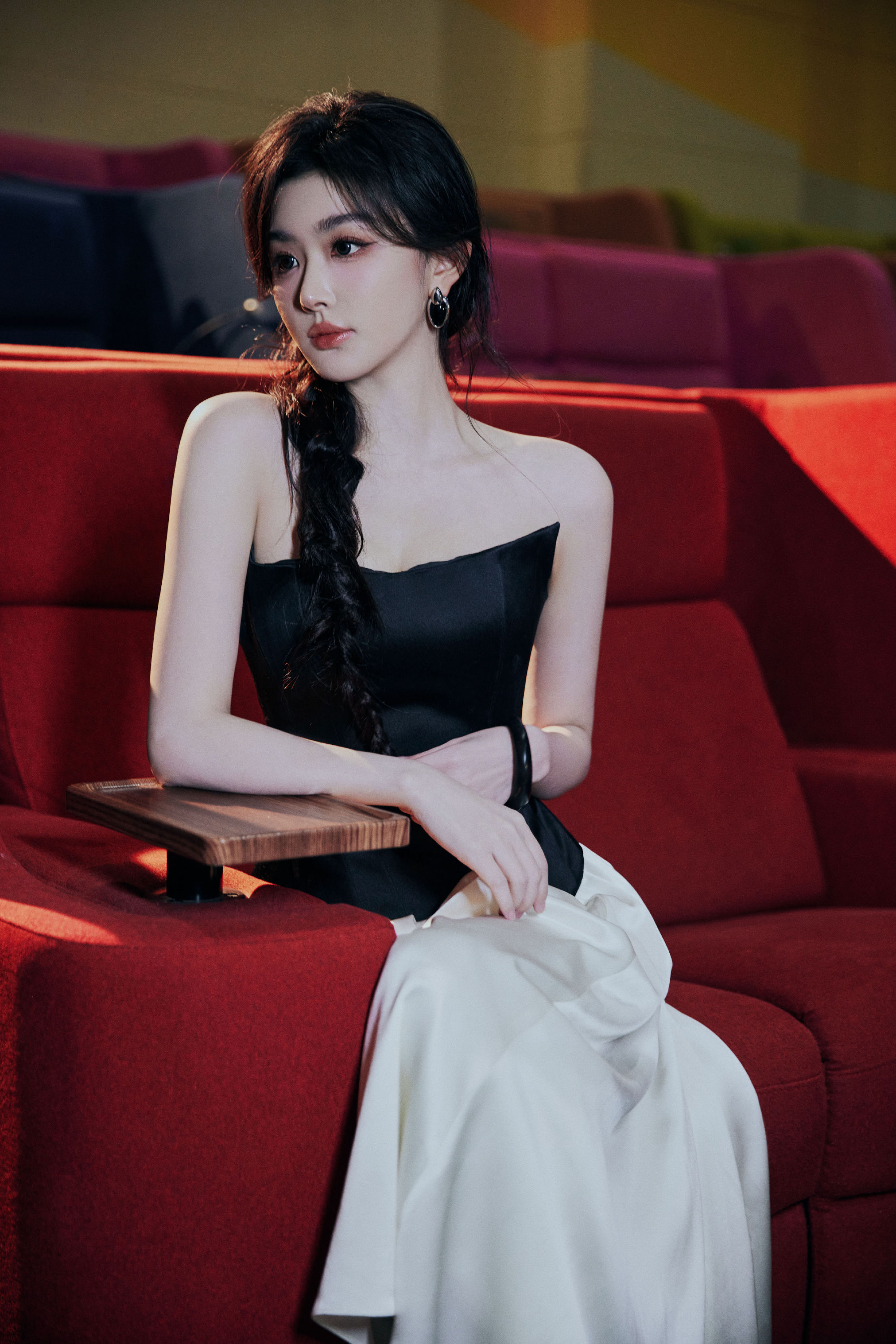 孔雪儿太精致了吧：黑与白，柔美与清甜。孔雪儿