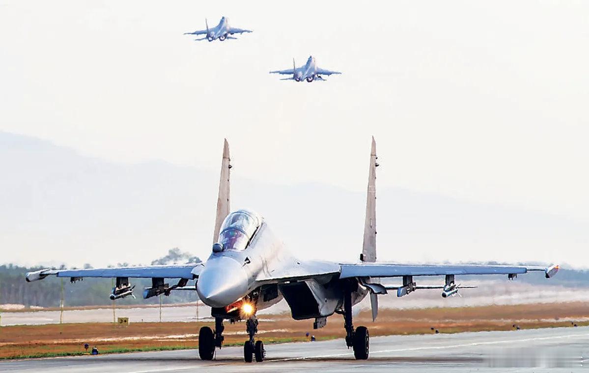 边关月  【强军早报 】军事早知道1、近日，南部战区空军某部组织飞行训练。2、近