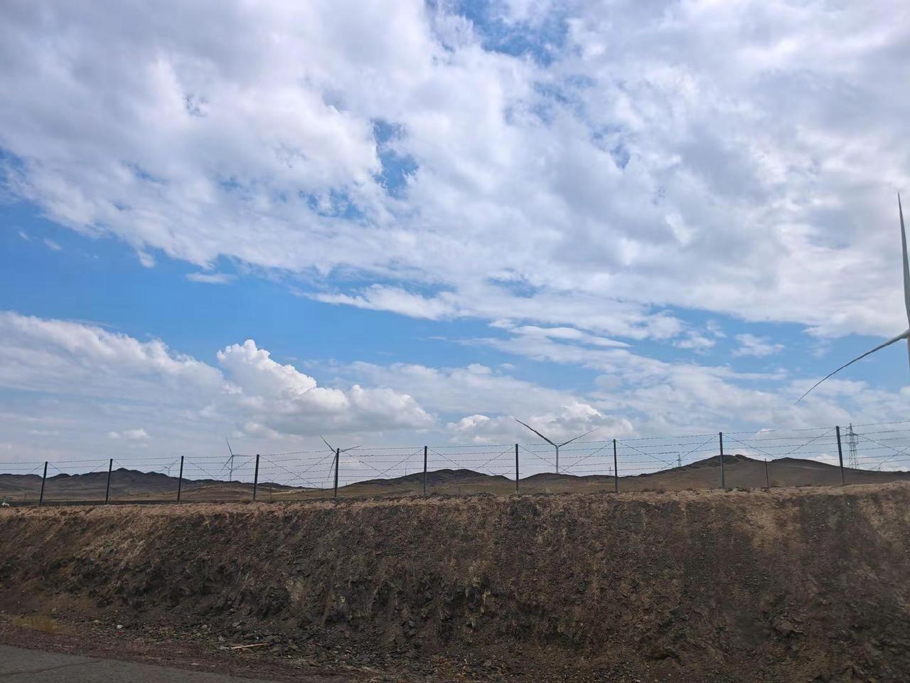蓝天白云下的山峦与绿树 山间草原美景 晴空与远山山谷里的蓝天白云 戈壁滩上的风电