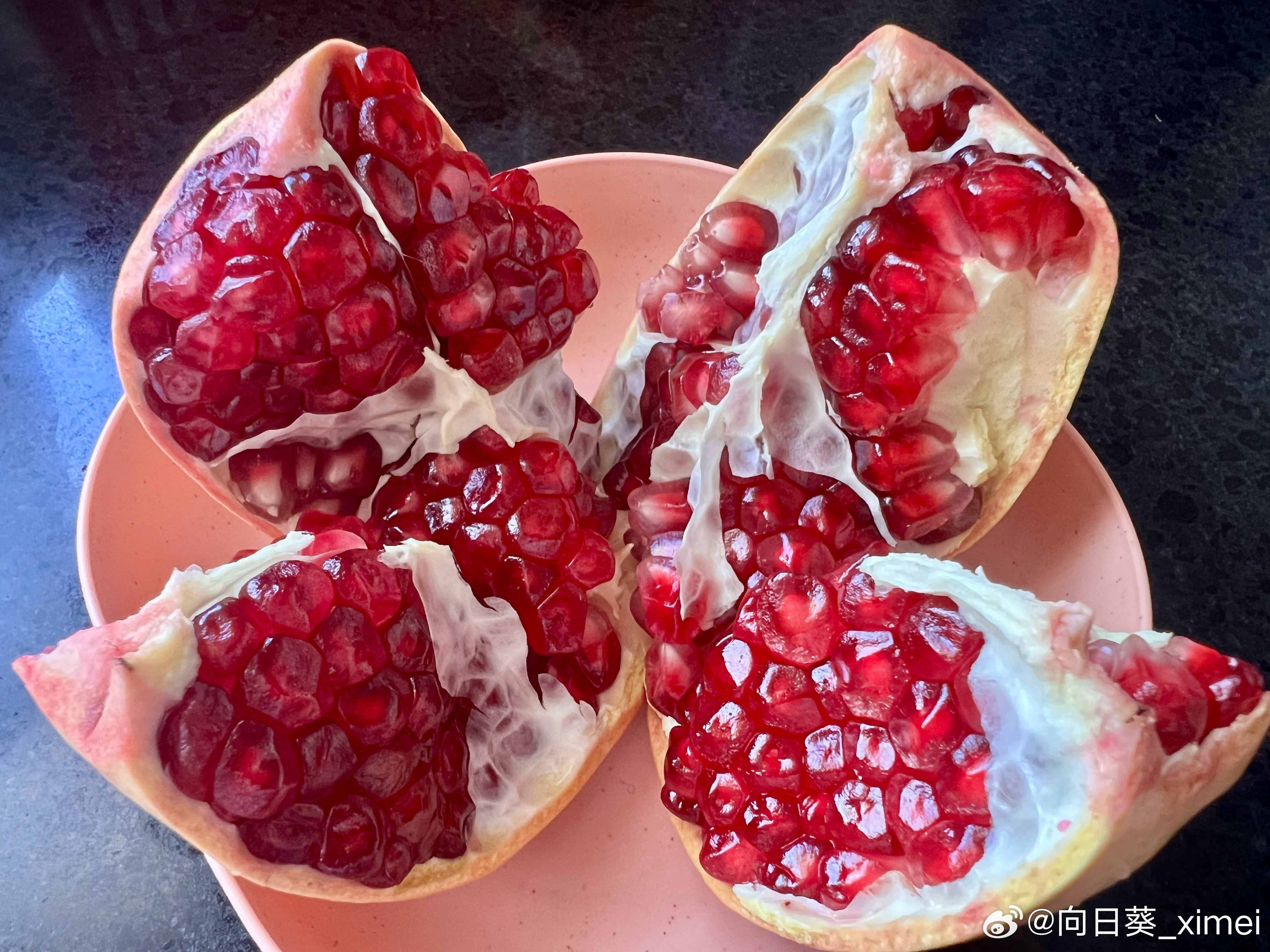 生活手记生活有时就要像这石榴一样需要耐心地剥开才能遇见里面的璀璨星河犹如红玛瑙似