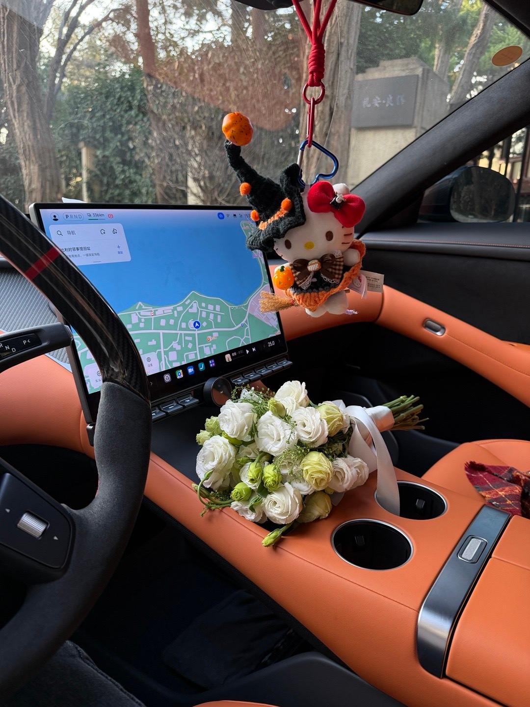 不要在车里放小玩偶了，前两天刚放了一个还美美拍了一张照片谁能拒绝一个小kitty
