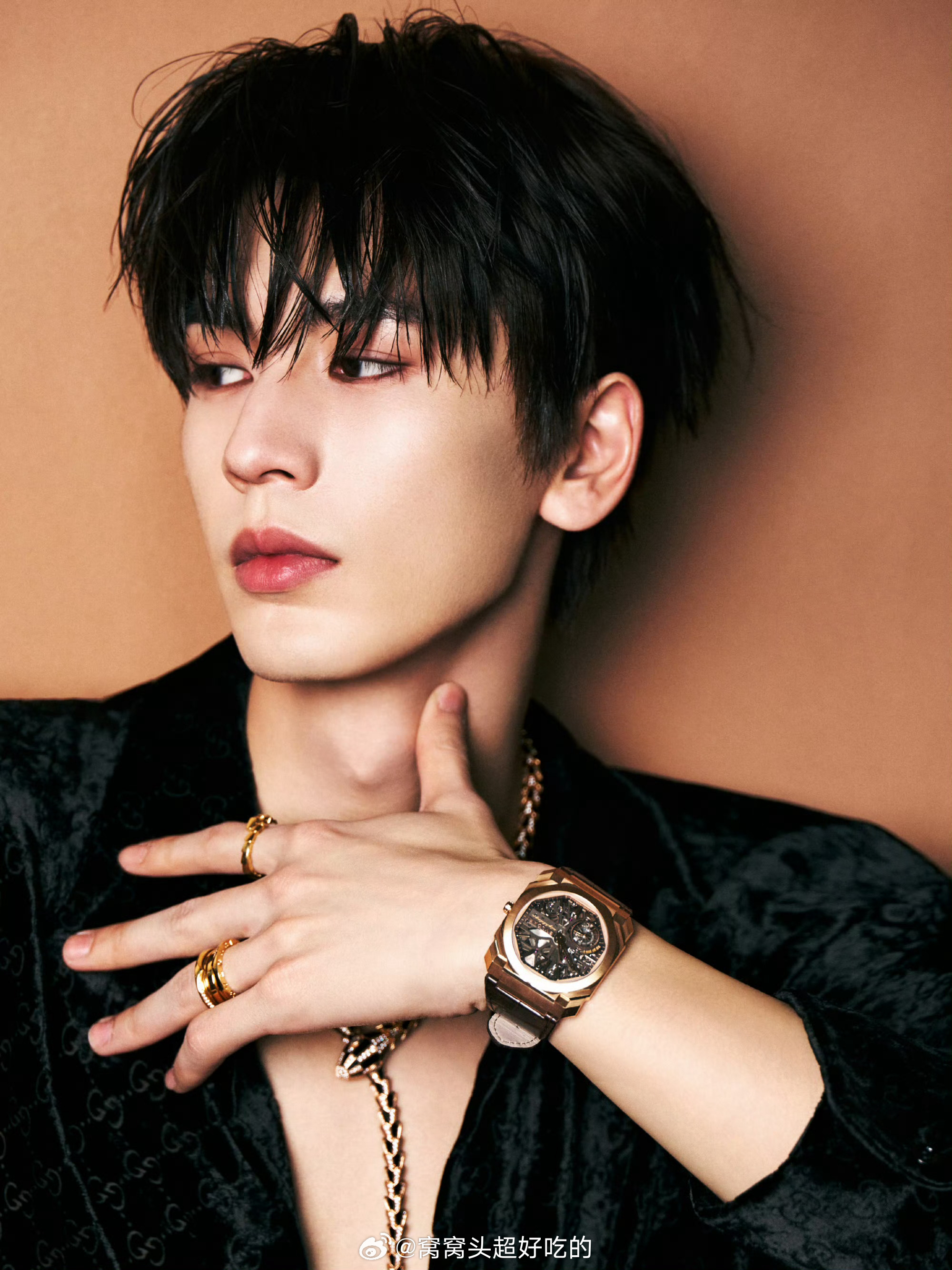 张凌赫 微博之夜出图了凌帝来炸场子了，好蛊好贵的男人和宝格丽绝配微博之夜出图！！