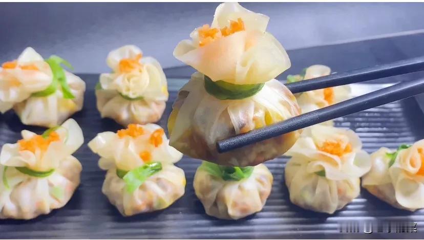 饺子皮刷油用擀面杖擀成薄片，上蒸锅蒸熟取出来一张一张撕开，锅中加入肉馅炒香加入香