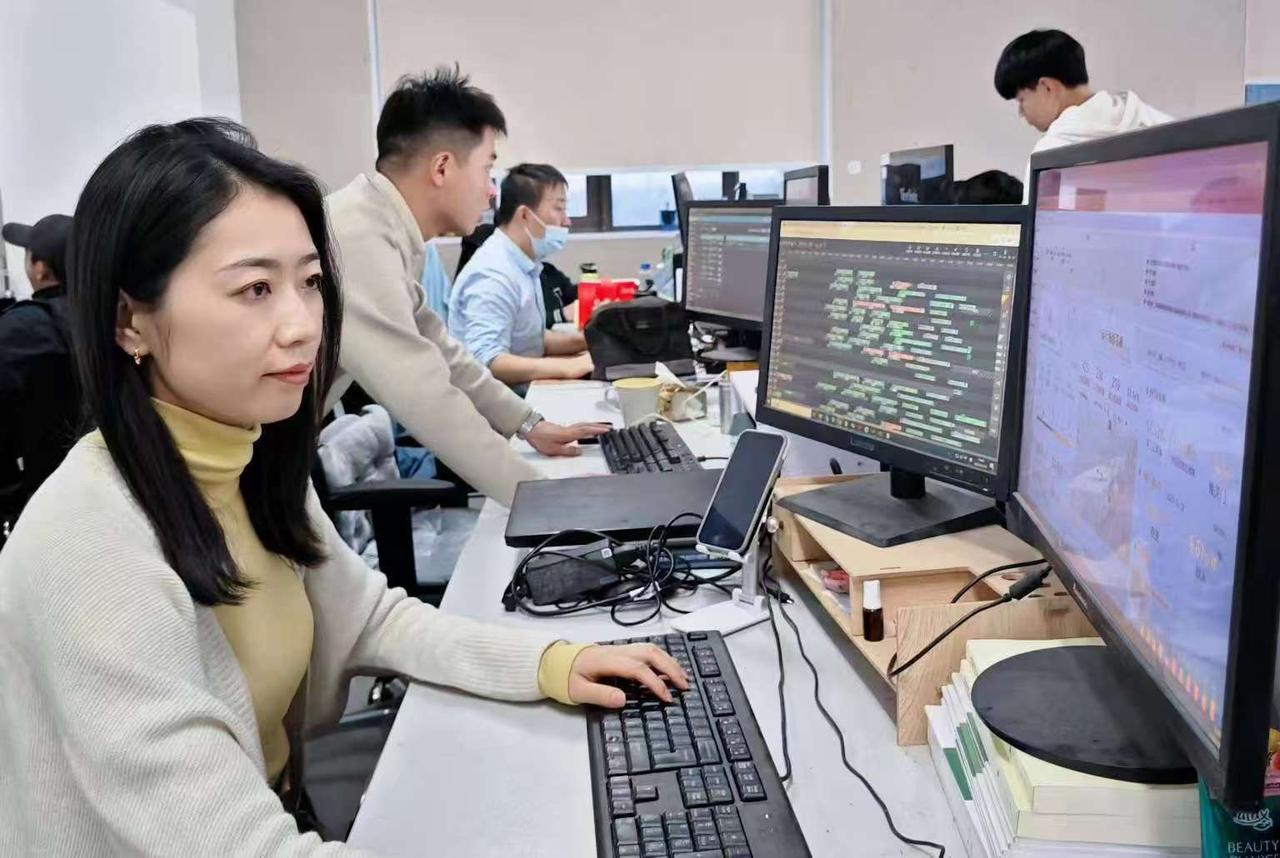 民航巾帼申文丽：以代码为翼，守护每一次平安起降

在三八妇女节来临之际，我们把目