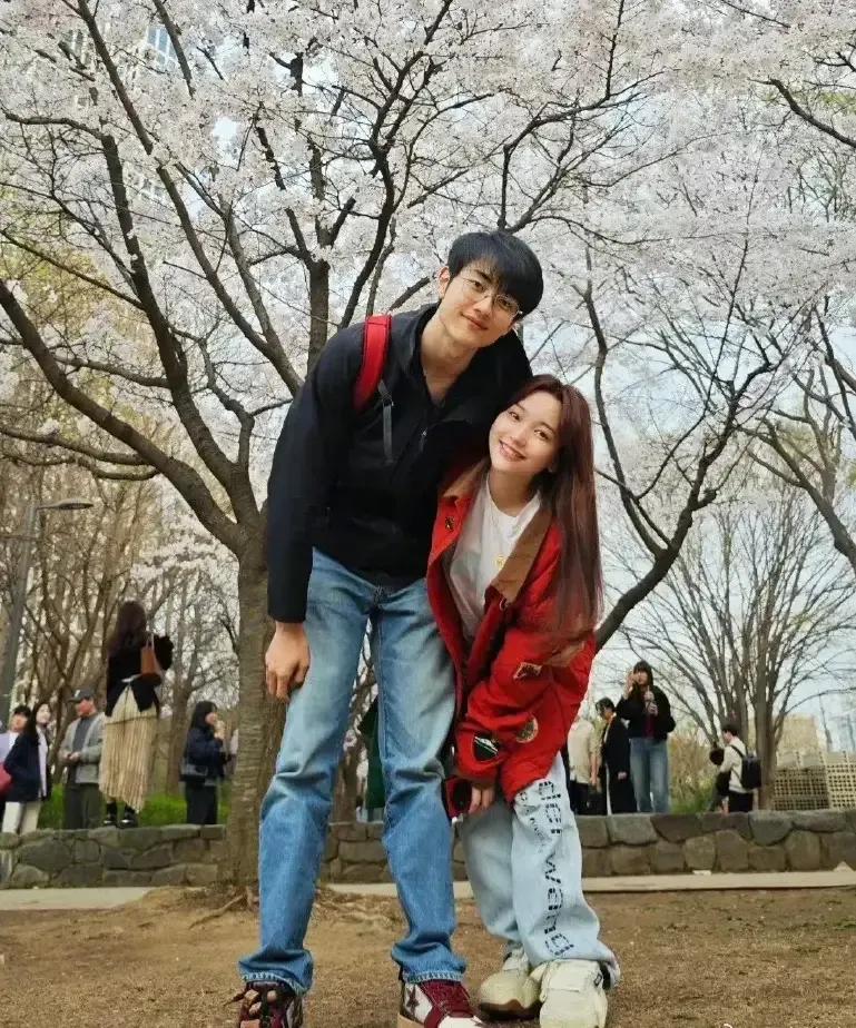 潇潇和金莎相差19岁的母子恋
你会看好吗？
没想到吧？潇潇妈妈是看好的，也支持的