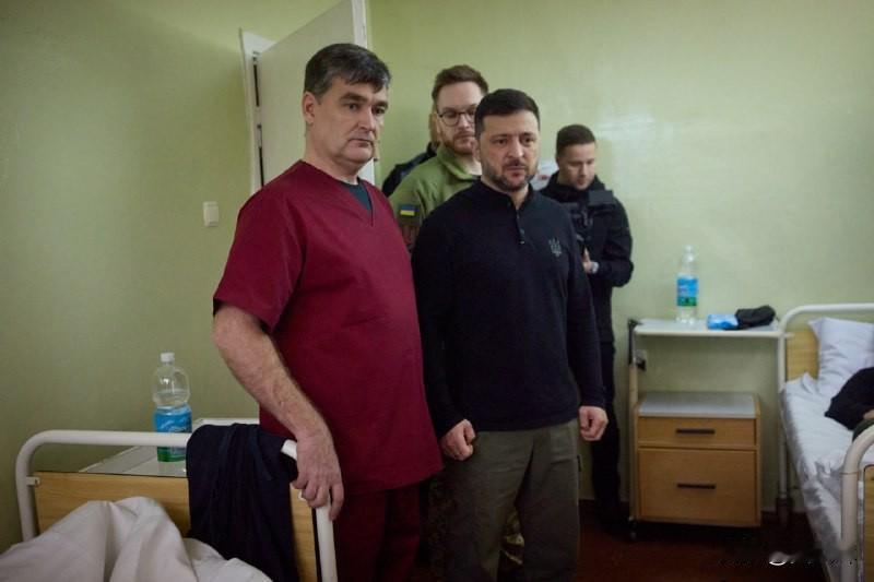 11月13日，泽连斯基视察扎波罗热的一家医院，看望伤员与医务人员，并为他们颁发国