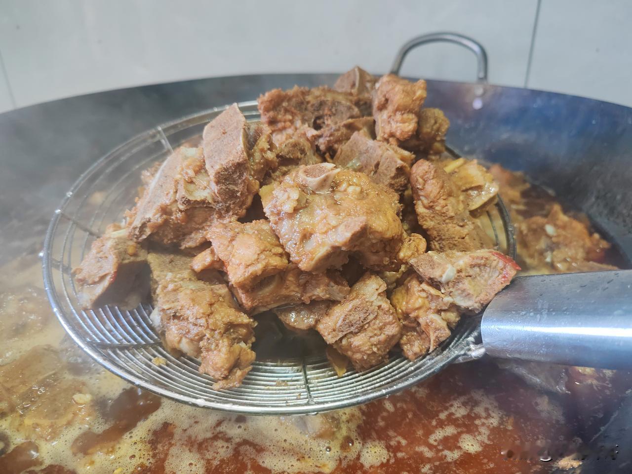 饭店里的酱大骨头、酱排骨、酱腔骨、酱猪蹄、酱鸡爪等，都是出自一锅老卤酱汤。
酱汤
