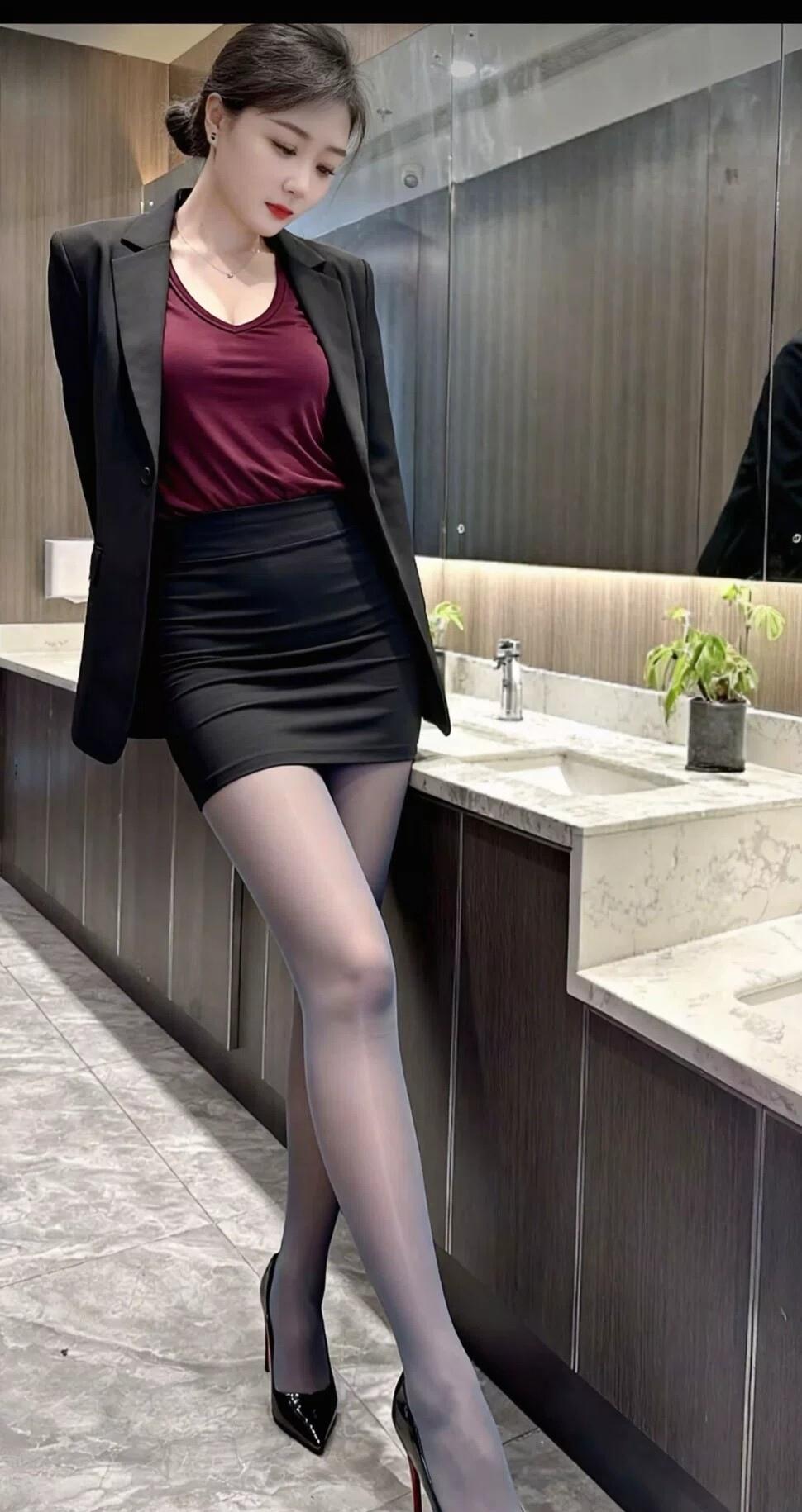 优雅职场风，红衣黑裙配高跟鞋，自信满满！👠💄✨