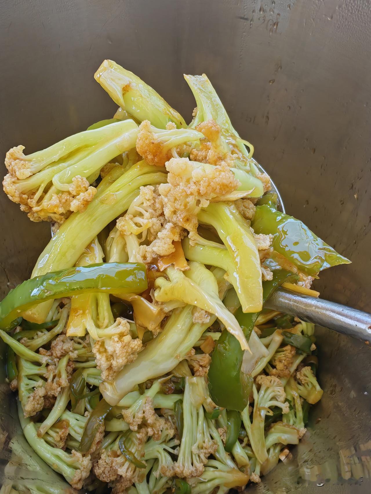 小炒菜花，菜花改成小朵洗净控水。热锅热油，放一点肉片煸炒断生，加入姜蒜爆香。放入