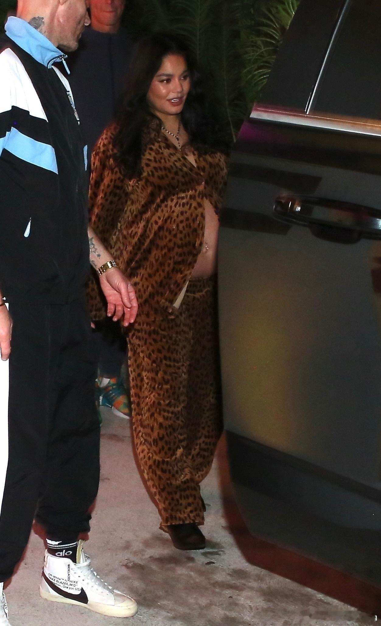 Vanessa Hudgens凡妮莎哈金斯在洛杉矶外出，妮莎挺着孕肚和老公Col