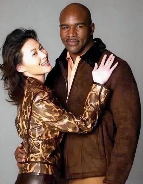 当年演潘金莲的王思懿，和世界拳王霍利菲尔德有张合照。跟拳王合影，说白了也是想借世