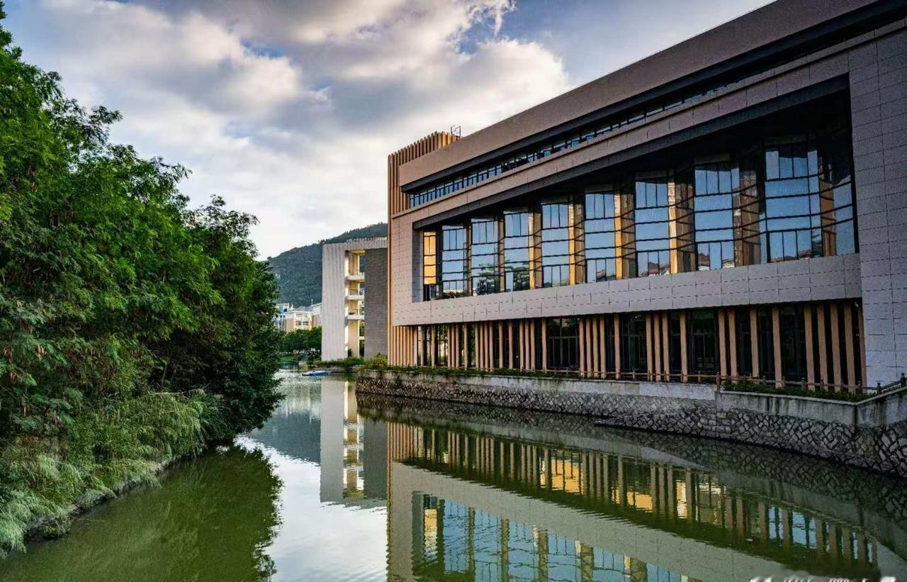 白驹过隙，物换星移
六十七载师生坚守，初心不改
六十七载栉风沐雨，砥砺前行
愿闽