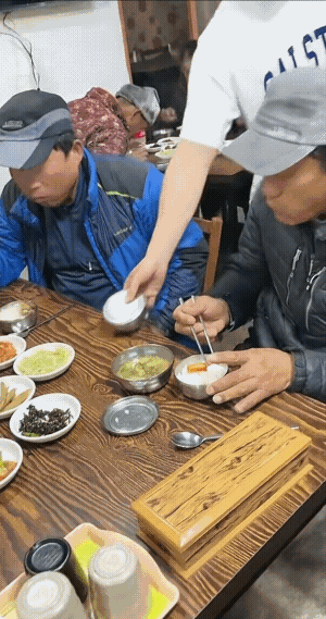 去韩国旅游，探店了当地最地道的韩国馆子。博主不走寻常路，没去那些游客扎堆的地方，