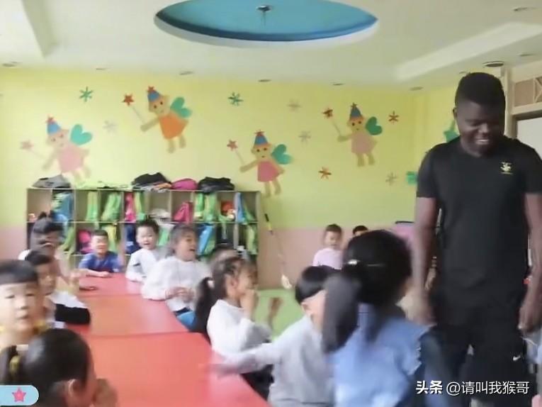 网上有一段黑人外教探访某幼儿园的视频，感觉里面的孩子似乎并不是很排斥黑人，有的孩