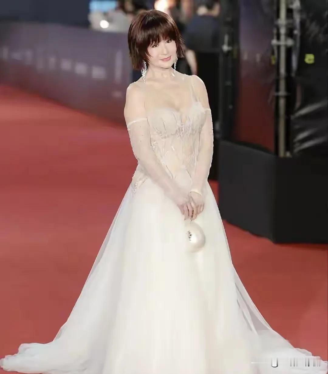 发现了吗，
比刘晓庆更厉害的女人出现啦，
她不是叶倩文，也不是叶童，

而是，7