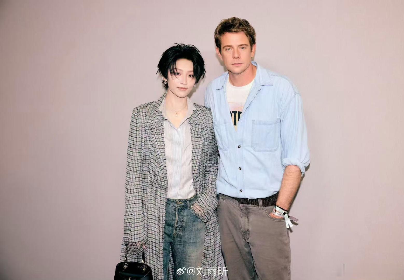 刘雨昕巴黎高定时装周看秀待遇粉丝场外应援画面被外媒镜头收录拍摄，连带粉丝排面一同