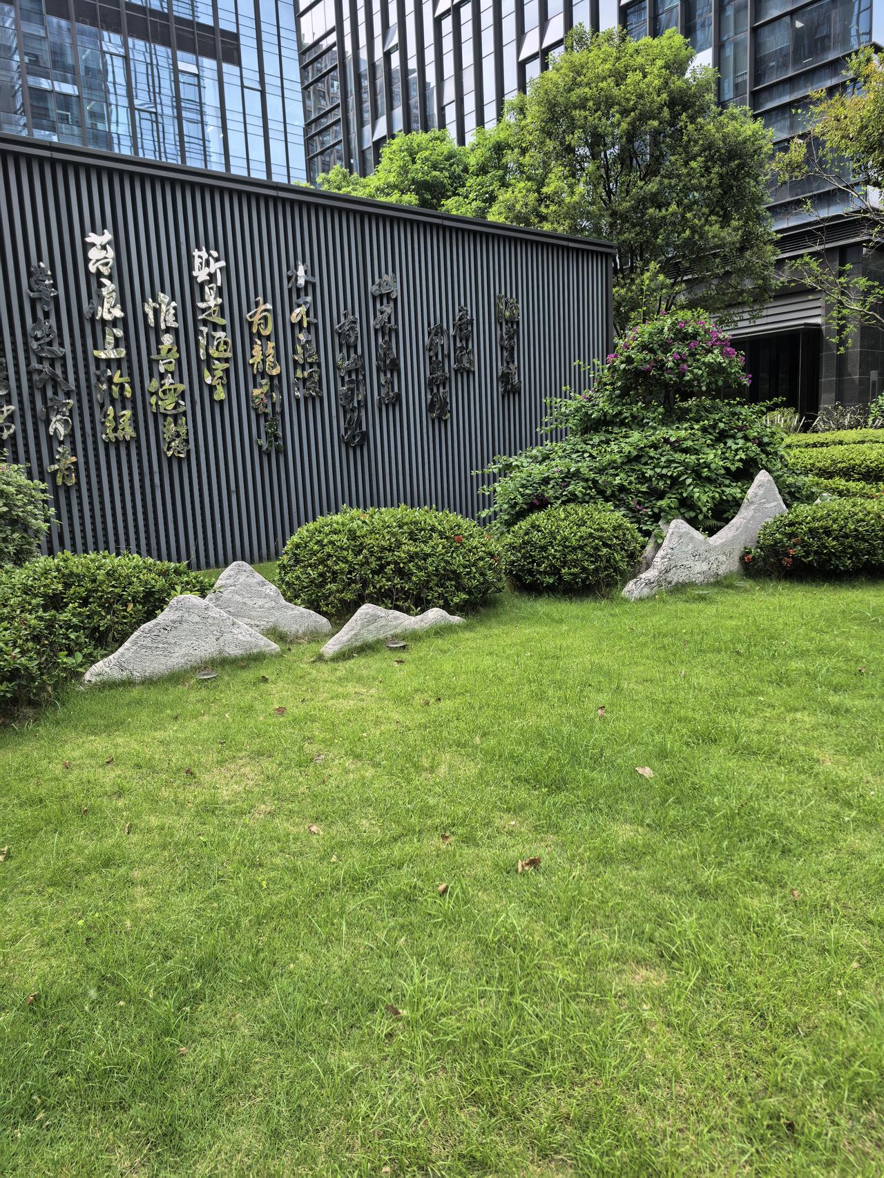 退休之后，呆在不互动的群里，还不如趁早退出来。
        上班的时候，因工