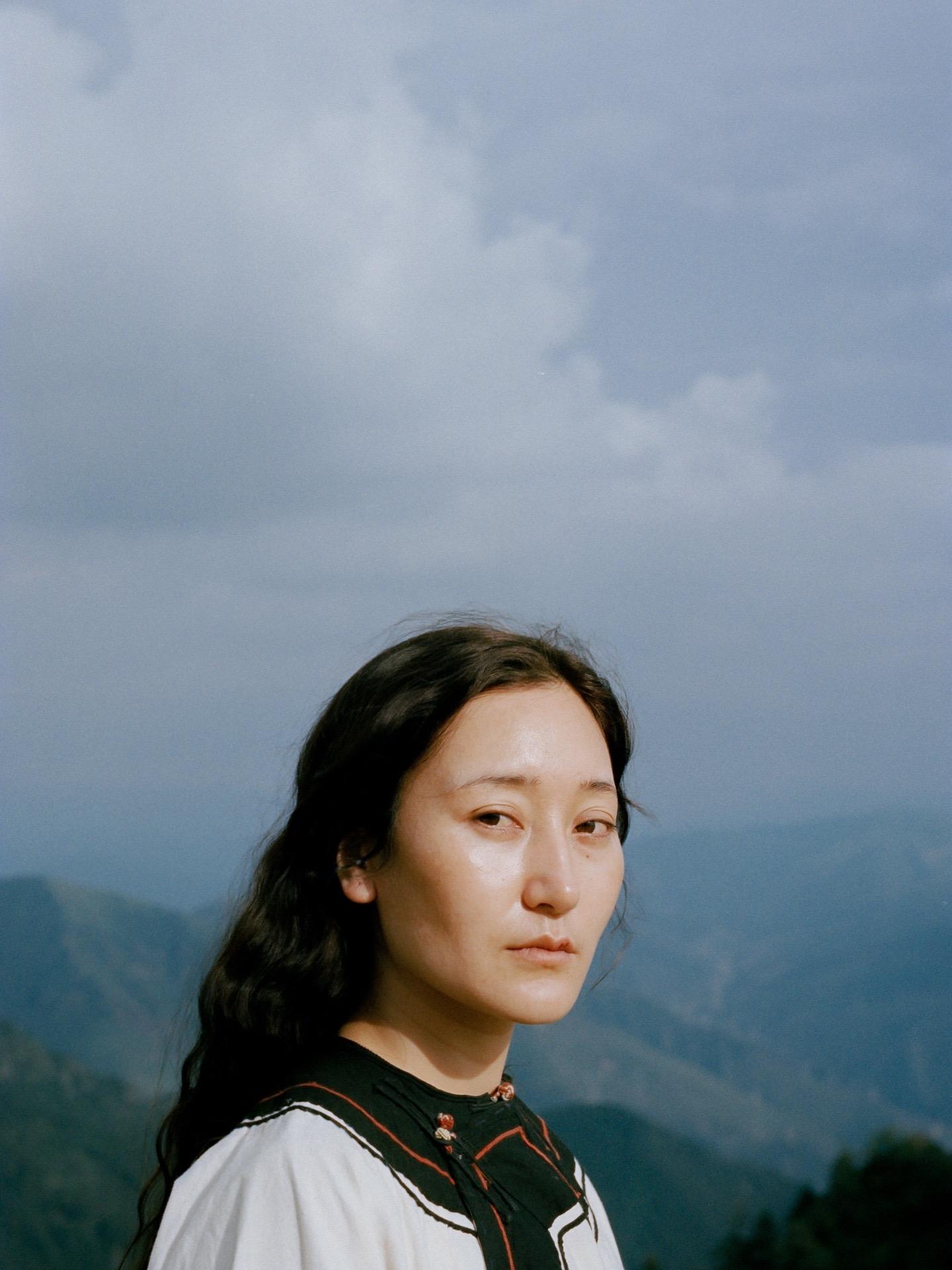 “妇”不是女性推翻了大山，而是大山也为她倾倒。