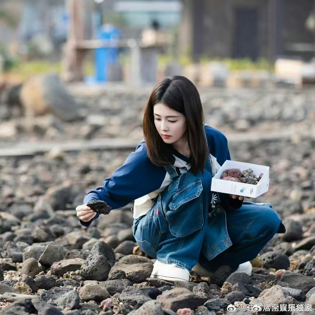 白鹿白鹿真的不能当我小姨吗亲爱的客栈白鹿的温柔真的藏不住！面对小朋友超级有耐心，