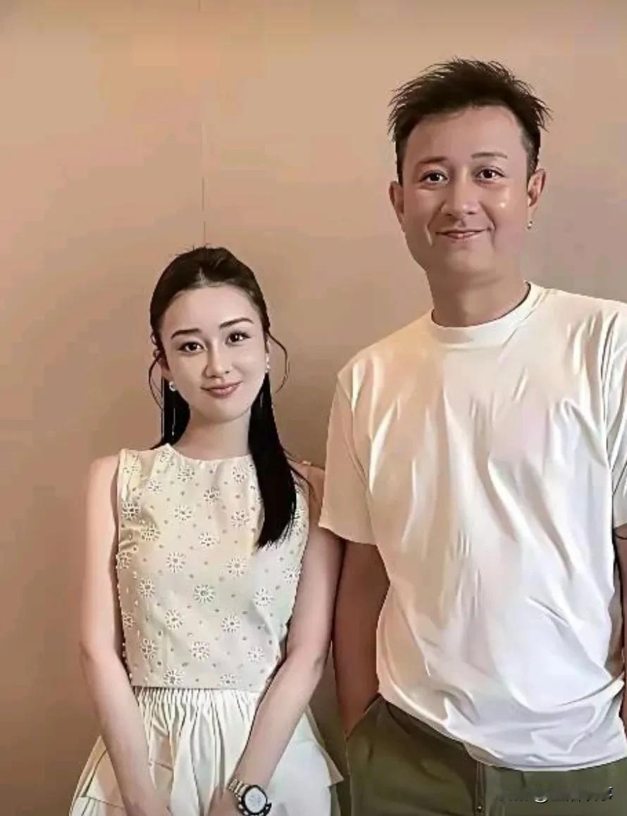 姐弟恋，真的不稳固
﹍﹍
今天，看到图片中的男人和新女友幸福的笑容，真替他们高兴