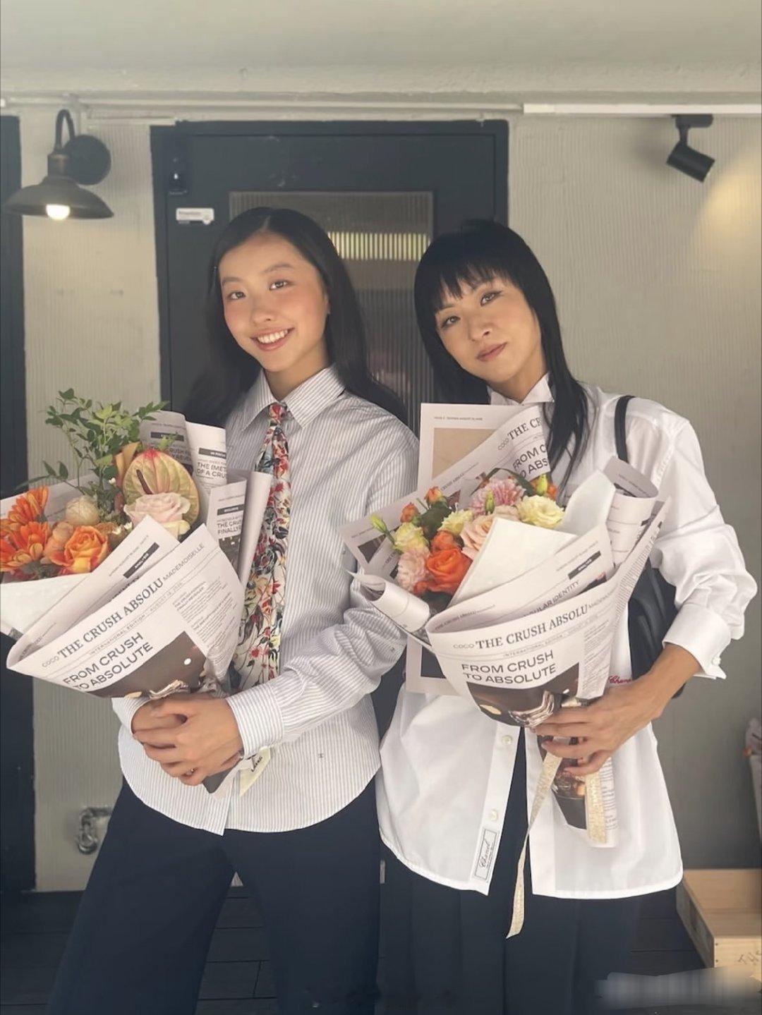 徐濠萦晒和女儿合影，母女俩简直就是青春女大！徐濠萦今年都52岁了，但还是非常年轻