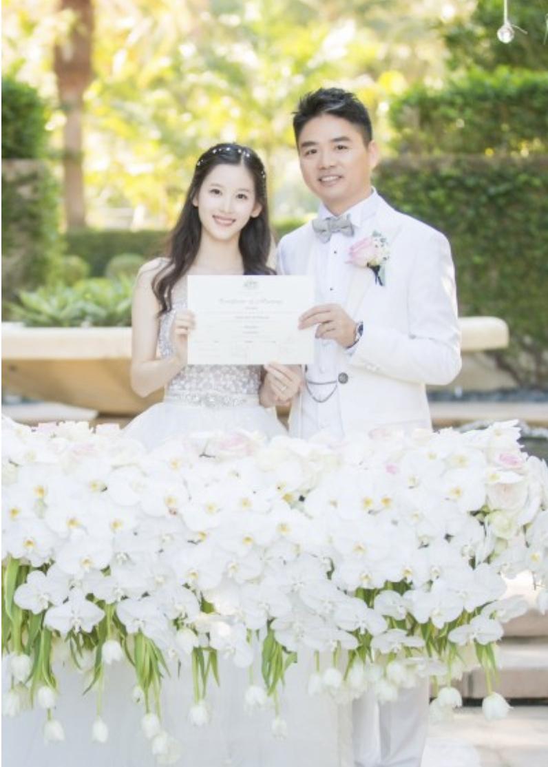 结婚十年！

2015年10月1日，刘强东和章泽天在大堡礁举行婚礼！

2025