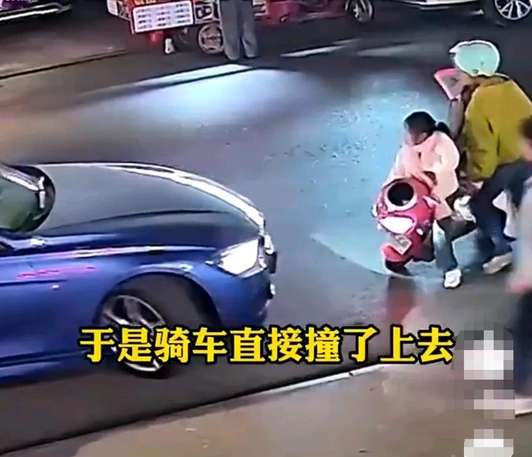 大家评评理，谁对谁错？
一女子骑电动车接小孩，前面已经坐了一个小的，等大的孩子出