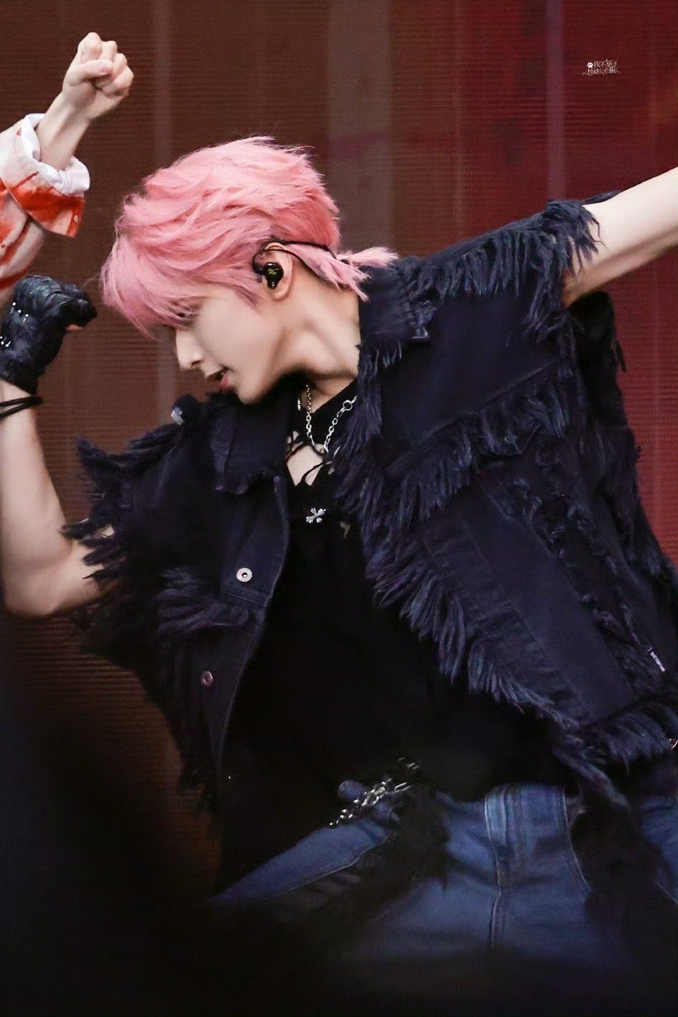 刘耀文粉发刘耀文 撕漫男 破壁而来的漫画男主！骨相优越+凌厉眼神，撕漫感直接拉满