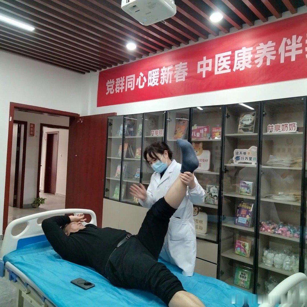 台州中医康养进乡村党群同心暖新春台州三门蛇蟠乡把健康服务送到村民家门口，中医师现