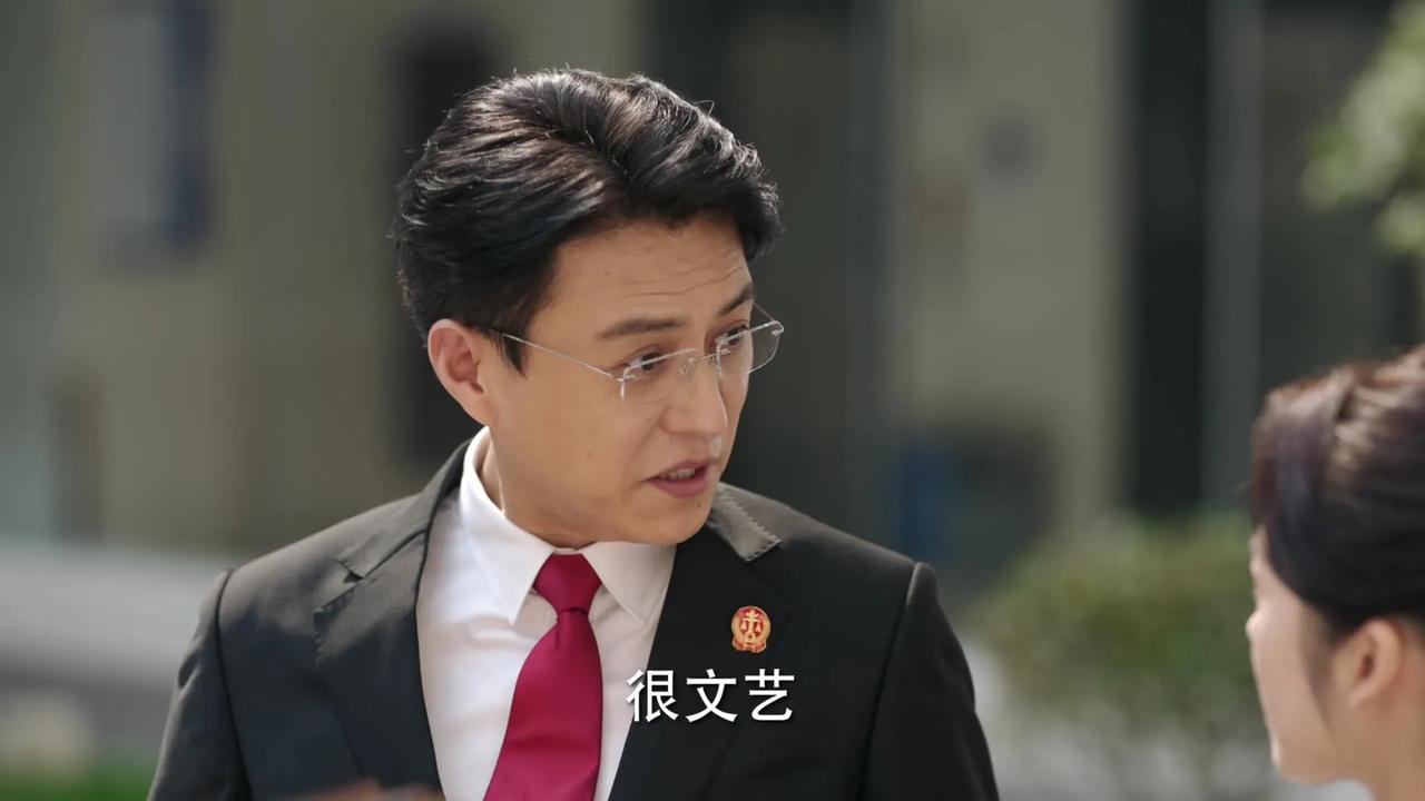 在赞誉与批评交织的声音中，我们看到观众对演员不仅要求演技出众，更期待他们能在角色