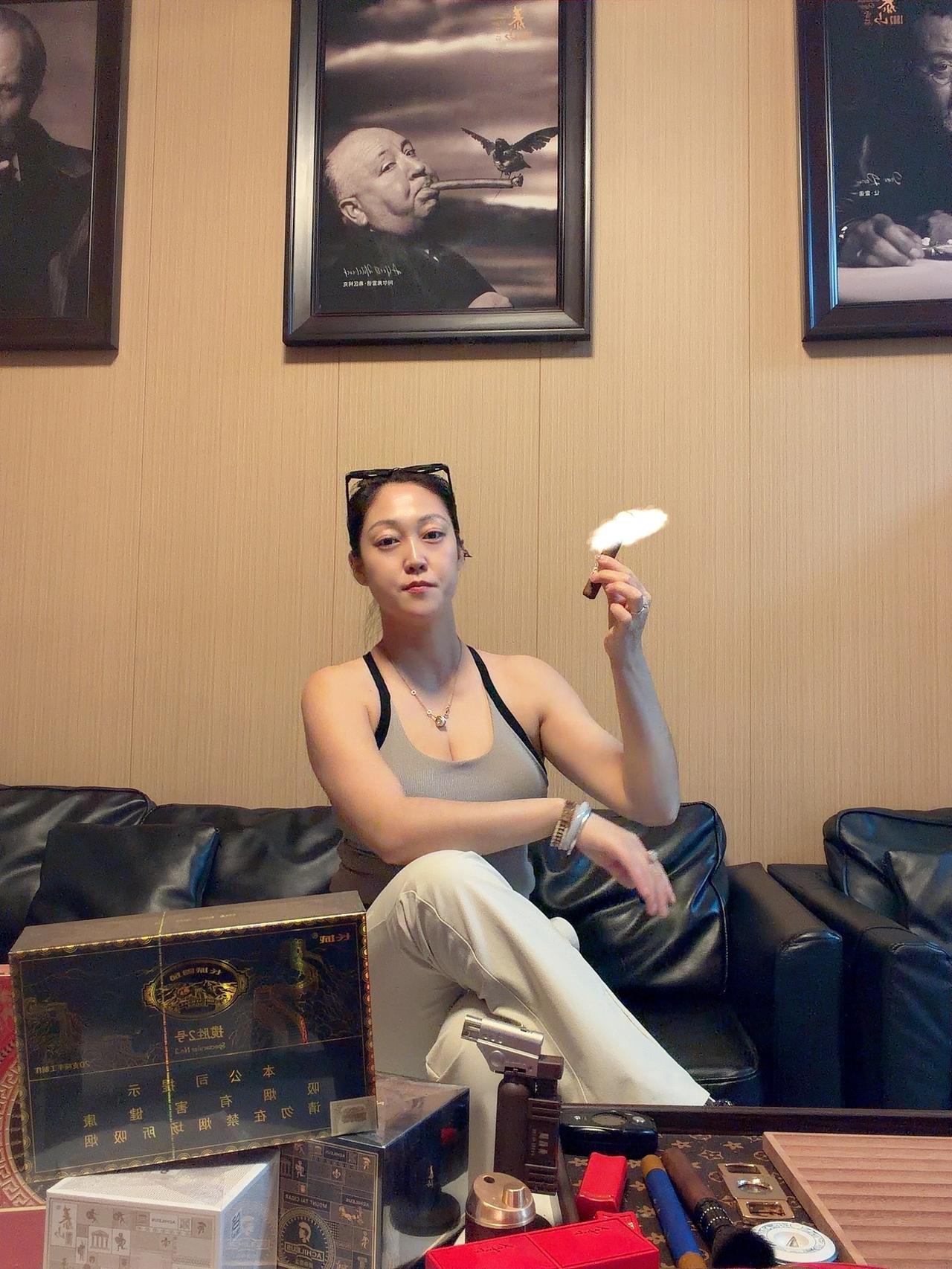 气质是一种感觉对吗雪茄生活男人的梦 女茄客