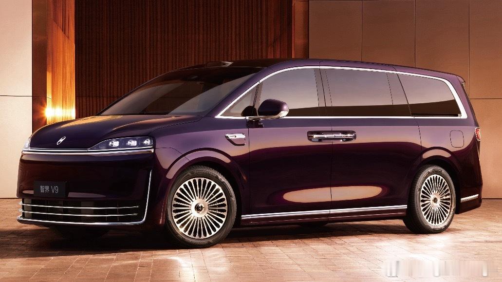 疑似享界MPV曝光！判断依据是车灯，后视镜位置，下保和智界V9有明显区别