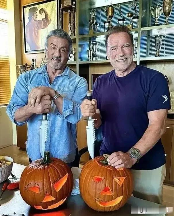 岁月如刀！这两位在银幕上常扮演硬汉形象，如今被岁月打磨的也快认不出了，左边的依稀