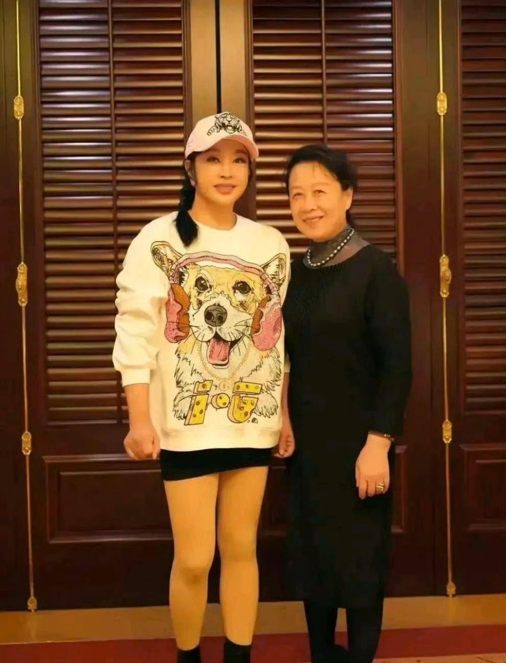 刘晓庆与同龄人站一起，不知道的还以为是小姑娘和奶奶合照呢