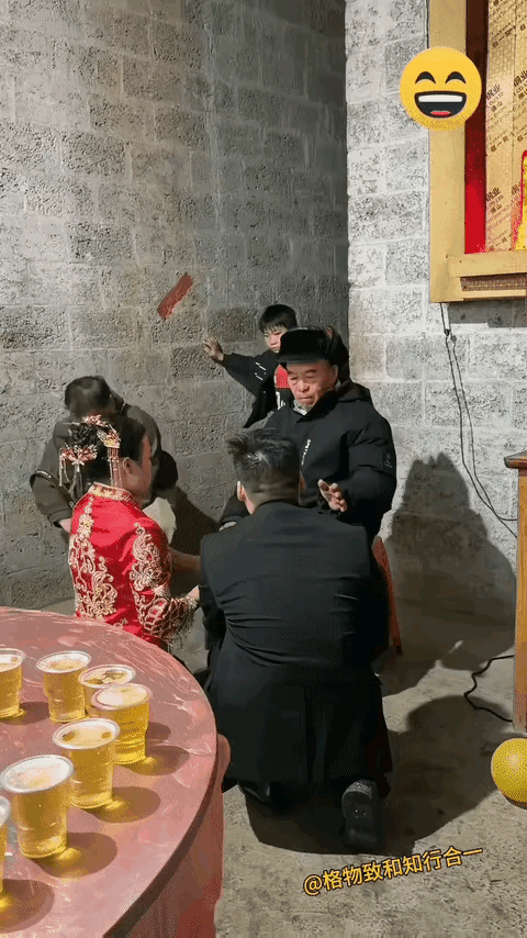 两个年轻人，一个是新郎，一个是新娘，跪在这个老人的面前，体现了对长者的尊敬，可是