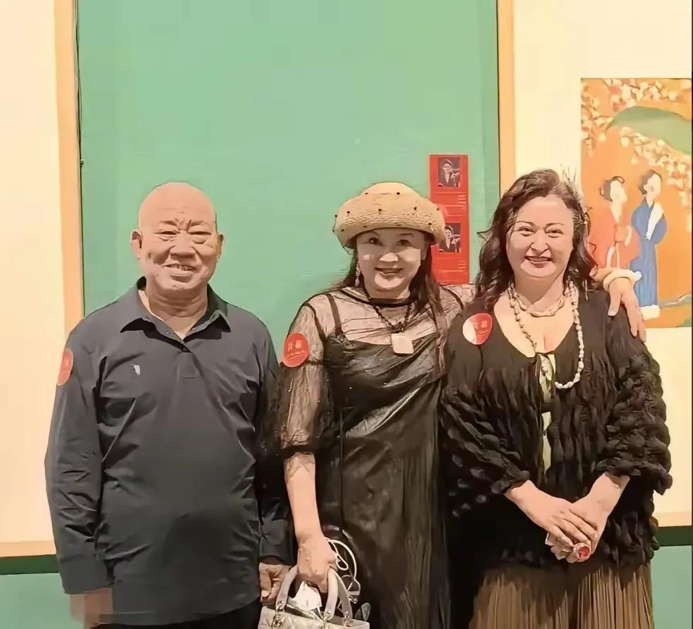 这是杜旭东和哪两位美女呀，她们是演员吗？如果是，怎么可以不保持体型呢？你看她们体