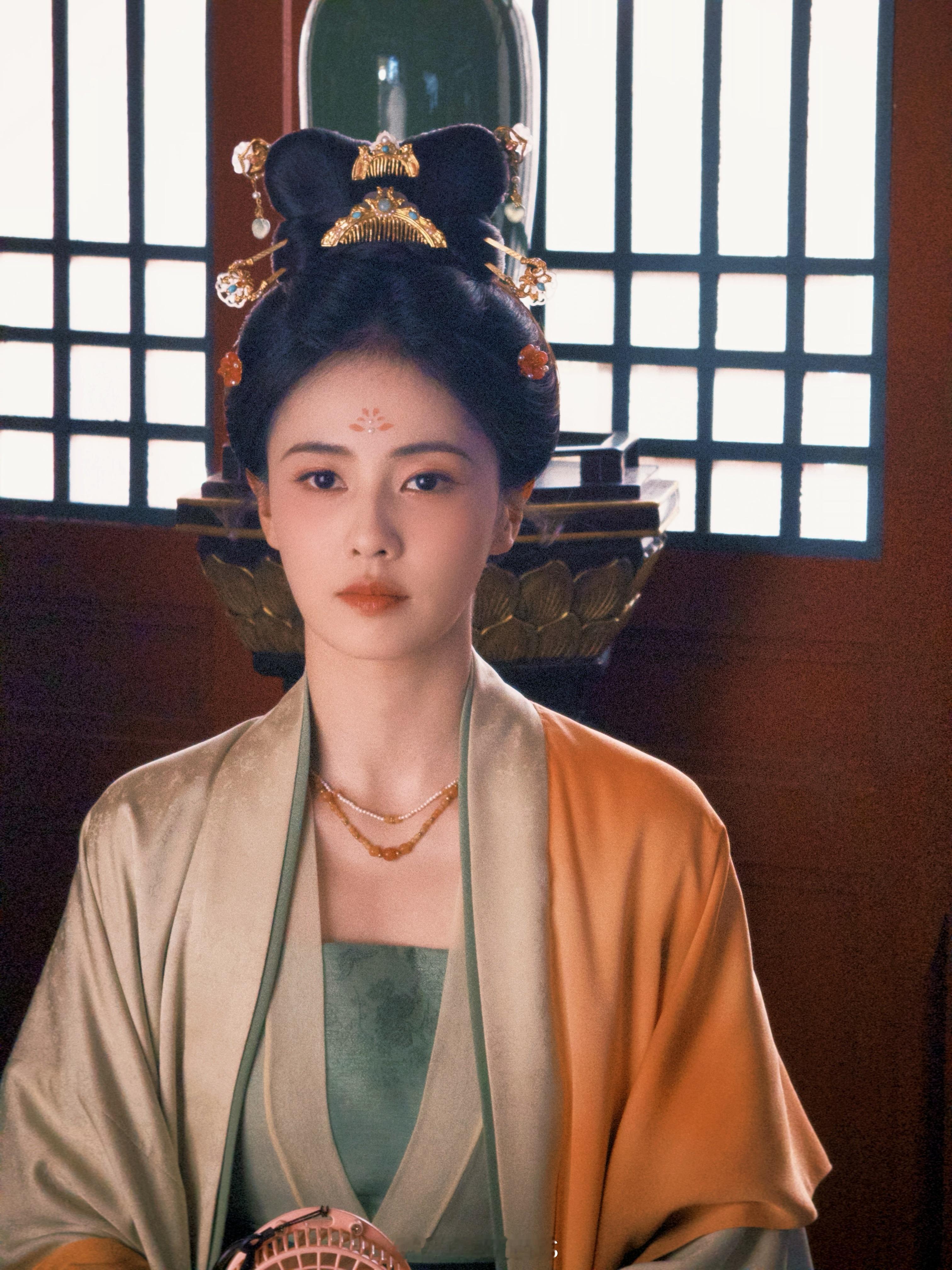 我觉得各有各的美！不如先来看白鹿新剧莫离叶璃啦！白鹿演蚌精vs虞书欣演蚌精