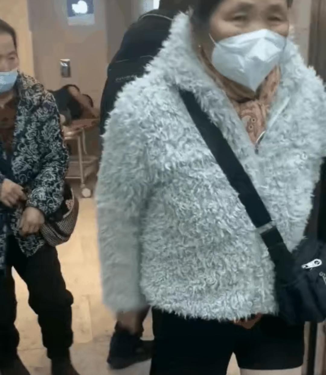 画面里，一位大妈穿着件时尚的毛绒短款外套，正巧碰上一个穿同款的小姑娘。本以为大妈