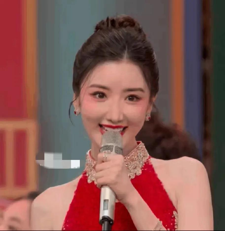 晚会上最美最喜庆的应该是她们两个吧？

无论是妆容还是服饰，都特别符合节日的气氛