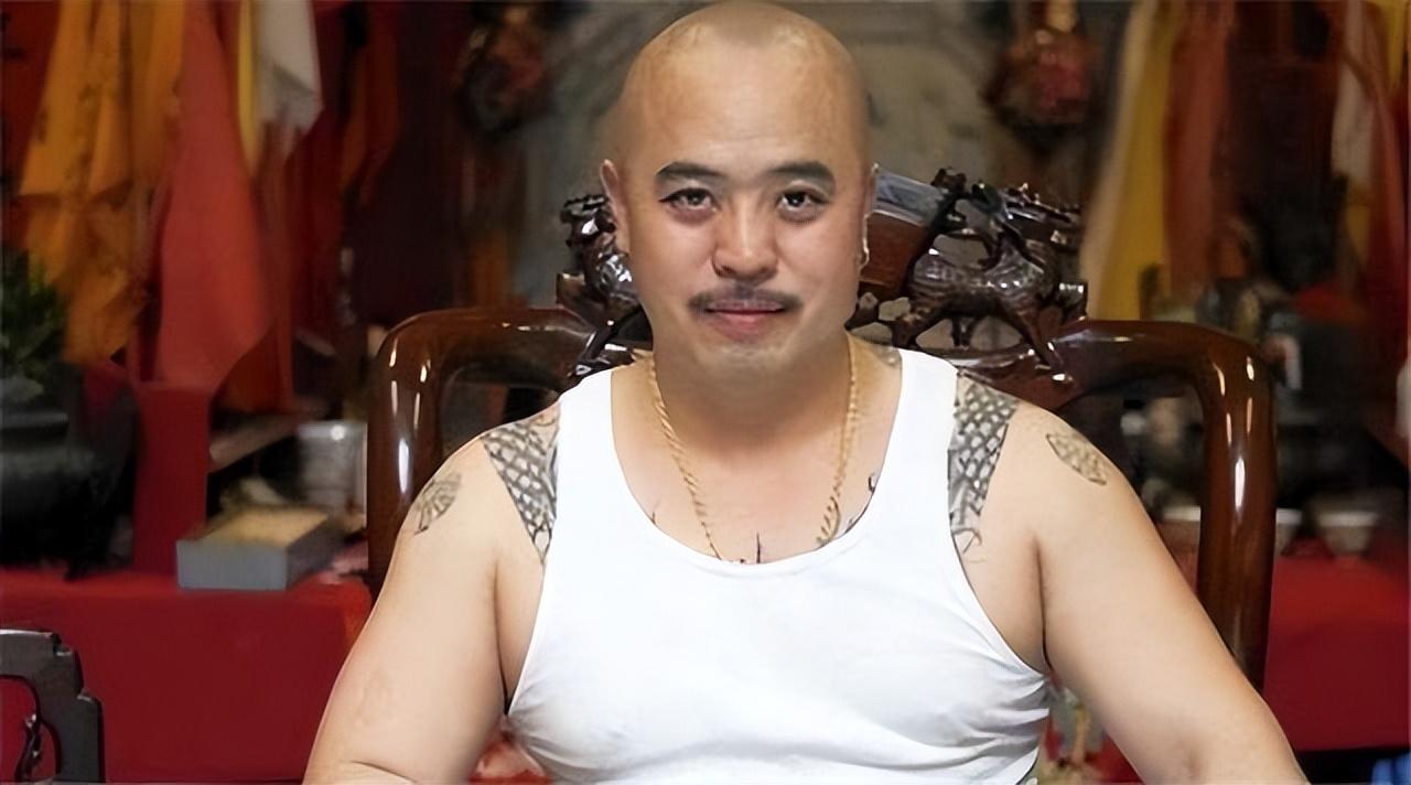 他是美国华人黑帮老大，一生作恶多端，最后获刑2900年
周国祥是中国版本的“黑帮