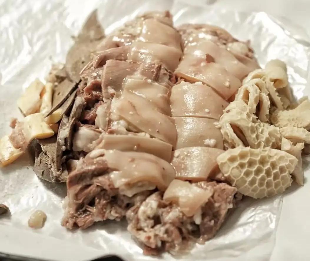 今天早上五点，我约了俩朋友去上海南翔镇吃白切早羊肉配烧酒，吃完再来碗羊肉面，那叫