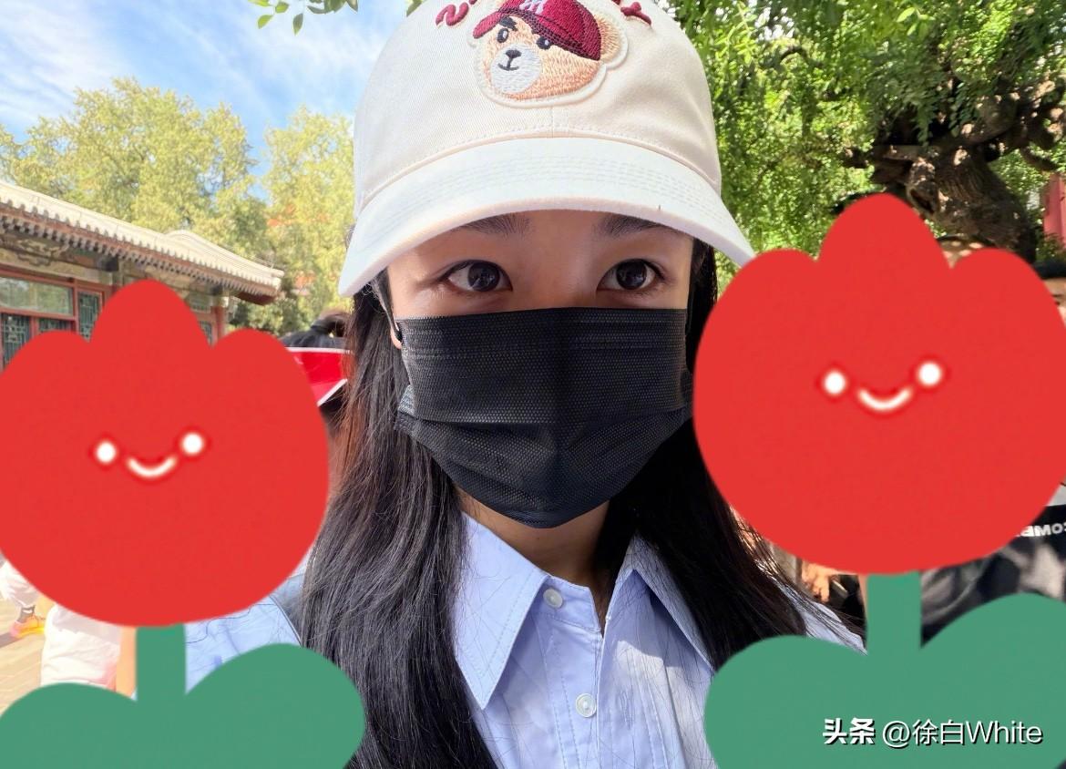 8月18日，杨紫删了逛颐和园图文
杨紫之所以删图文是因为，有网友喊话杨紫，说她拍