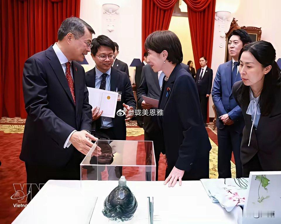 高市早苗访越，越南总理黎明兴送上玉雕抬头龟“抬头龟”对比“缩头乌龟”，难道是话里