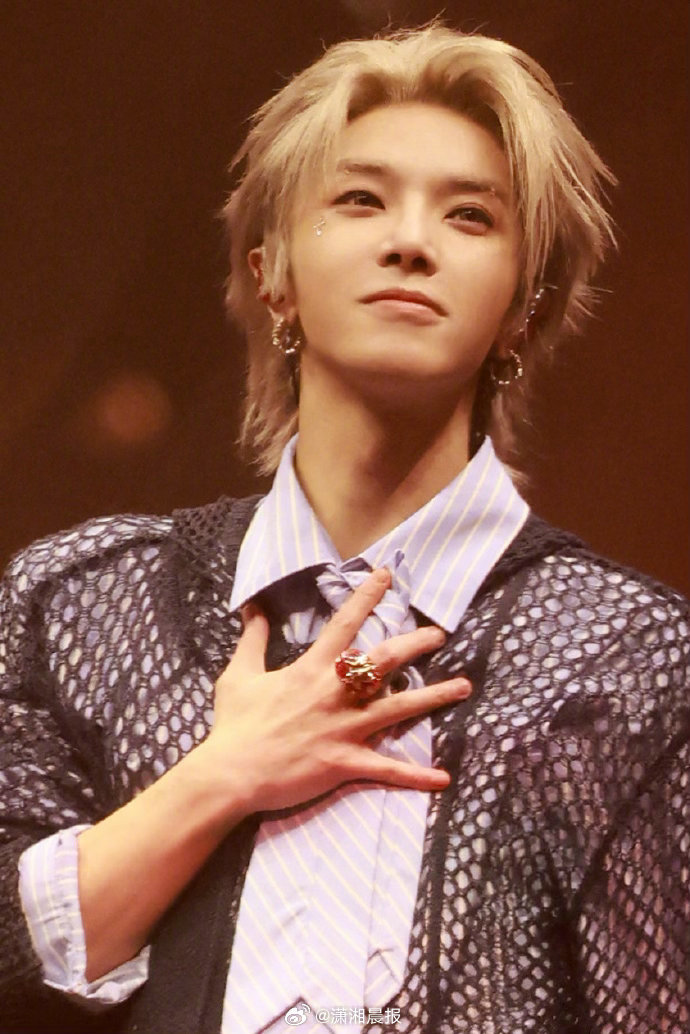 【#律师解读华晨宇演唱会选址争议#】#律师称华晨宇演唱会在法律上已完备#据歌手华