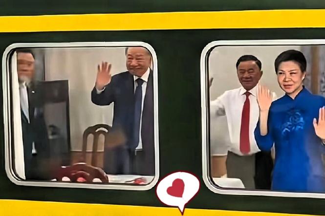 苏林回国了， 

不是坐的飞机，坐的绿皮火车。

可能有人会觉得奇怪，一国领导人