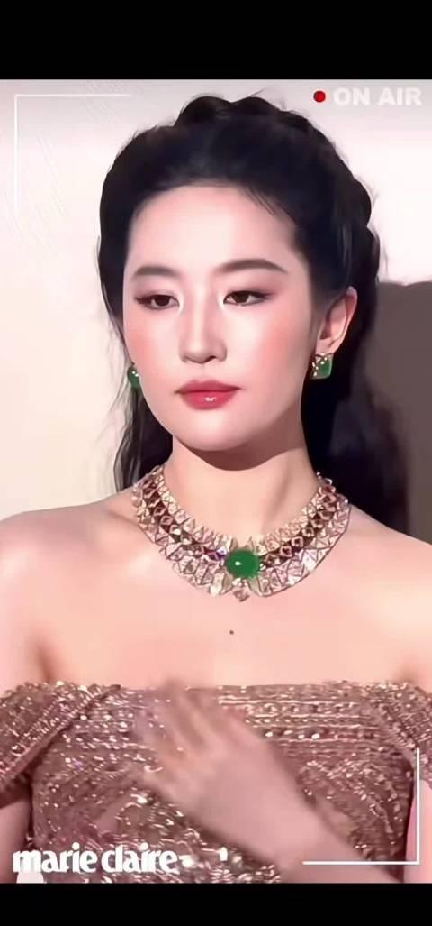 谁懂啊！刘亦菲这套满钻一字裙直接美到失语🥹
Elie Saab高定真的太懂她了