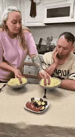 妻子先把食物较多的一份递给丈夫，自己留下食物较少的一碟，这体现出妻子对丈夫的关爱