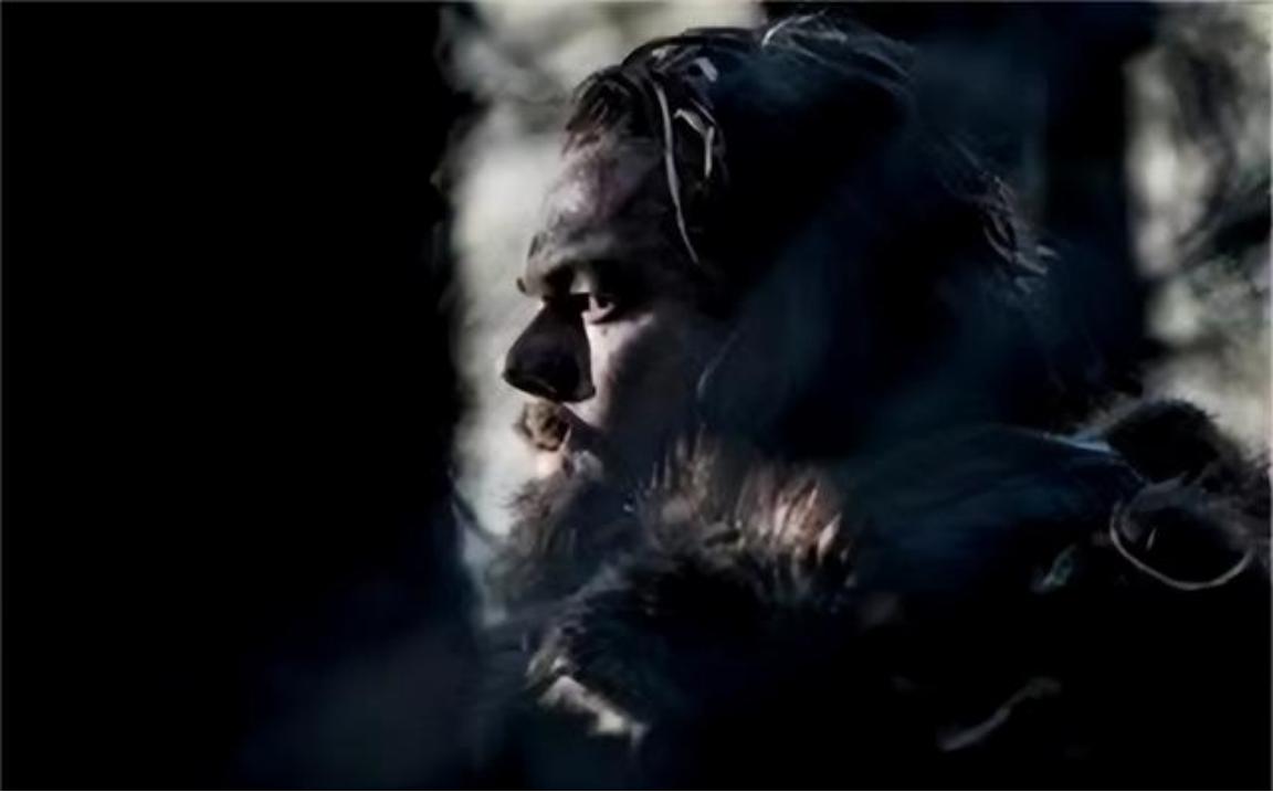 古代，有只母狼被捕兽夹夹住，乳头还在留着乳汁。此时一男子路过，便救下了它。还帮忙